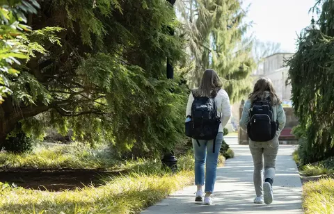 2 students walking on Hofstra campus