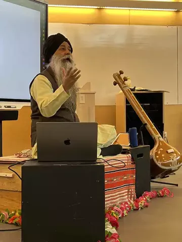 On February 18, 2023, Bhai Baldeep Singh - the 13th generation exponent of Gurbani Kirtan and scholar - visited the Sikh musicology class and offered an in-depth on the revival of the uncolonized Sikh heritage, touching upon the native pedagogical system, repertory and instruments.